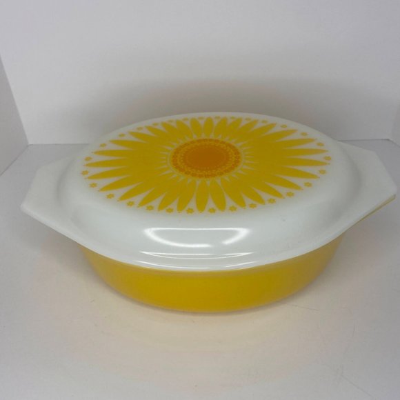 Pyrex Other - Pyrex Yellow Daisy 2.5 Quart Covered Casserole